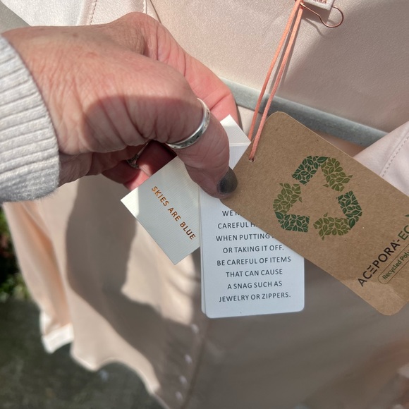 DREAMY CREAMY, SO RICH THEY’LL THINK YOU WON THE LOTTO. SKYS ARE BLUE. SIZE M - Picture 5 of 5